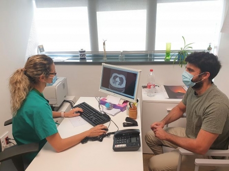 Un paciente en la consulta de neumologia (HUSC)