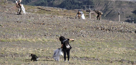 Voluntarios recogiendo la basura (CETURSA) Voluntarios recogiendo la basura (CETURSA)