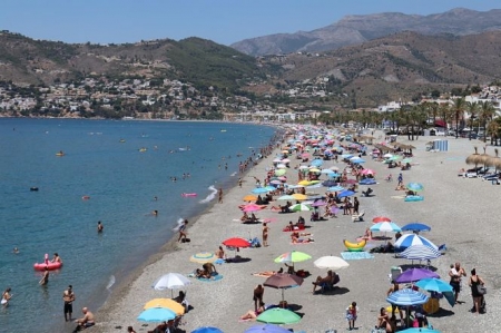 Una playa de Almuñécar este domingo (AYUNTAMIENTO DE ALMUÑÉCAR) Una playa de Almuñécar este domingo (AYUNTAMIENTO DE ALMUÑÉCAR)