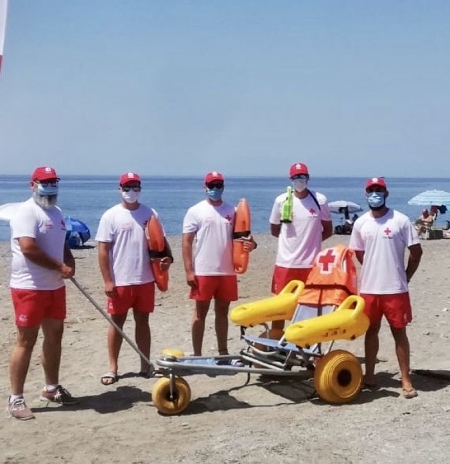 Miembros de la Cruz Roja con la silla para el baño adaptado (AYTO. MOTRIL) Miembros de la Cruz Roja con la silla para el baño adaptado (AYTO. MOTRIL)