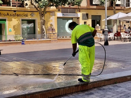 Un operario retira chicles de la vía pública (AYTO. MOTRIL) Un operario retira chicles de la vía pública (AYTO. MOTRIL)