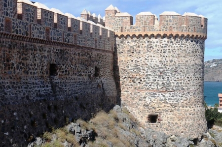 Muralla y Torre del Poniente del Castillo de San Miguel (AYTO. ALMUÑÉCAR) Muralla y Torre del Poniente del Castillo de San Miguel (AYTO. ALMUÑÉCAR)