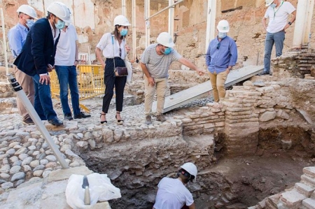 La directora del Patronato de la Alhambra y Generalife, Rocío Díaz, ha visitado esta semana el Maristán para conocer el estado de las obras en la parcela donde se ubicaba el antiguo hospital nazarí (JUNTA DE ANDALUCÍA) La directora del Patronato de la Alhambra y Generalife, Rocío Díaz, ha visitado esta semana el Maristán para conocer el estado de las obras en la parcela donde se ubicaba el antiguo hospital nazarí (JUNTA DE ANDALUCÍA)