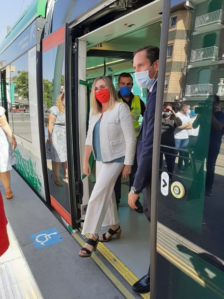 La Consejera de Fomento, Marifrán Carazo, se baja de uno de los trenes dobles (JUNTA) La Consejera de Fomento, Marifrán Carazo, se baja de uno de los trenes dobles (JUNTA)