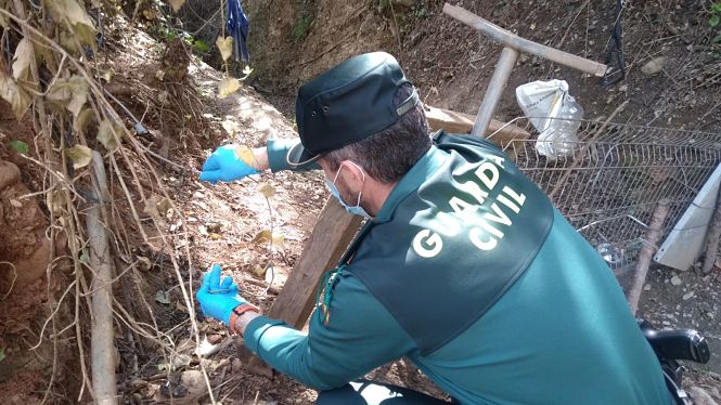 Un guardia Civil retira uno de los cables (GUARDIA CIVIL)