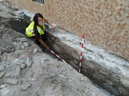 La arqueóloga municipal junto al muro (AYTO. ALMUÑÉCAR) La arqueóloga municipal junto al muro (AYTO. ALMUÑÉCAR)