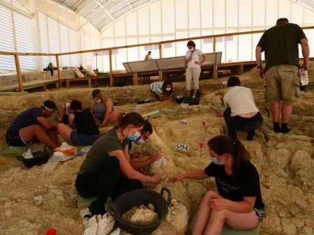 Vista general de la excavación en el yacimiento arqueológico de Fuente Nueva 3 de Orce (Granada), este verano de 2020 (UGR) 