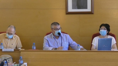 El alcalde de Guadix, Jesús Lorente, informa de casos de coronavirus, en una imagen tomada de un vídeo del Pleno extraordinario celebrado este viernes (YOUTUBE DEL AYTO. DE GUADIX) 