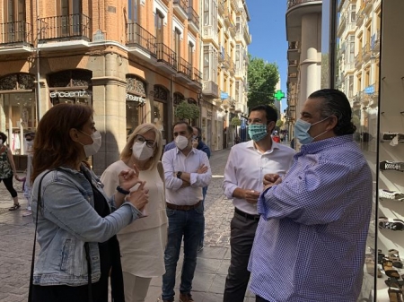 Visita a una zona comercial de Granada (PSOE)