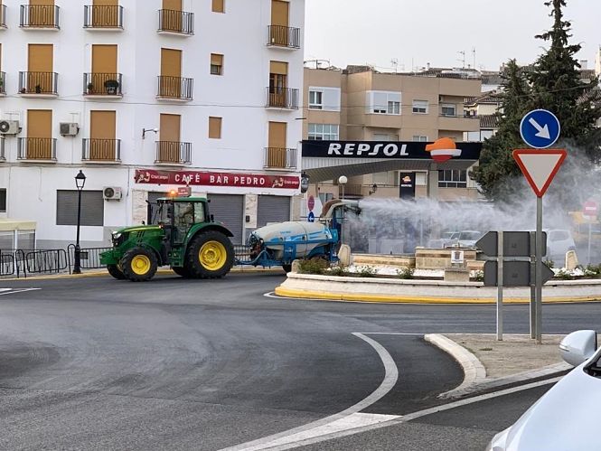 Imagen de las labores de desinfección de agricultores en Alhama de Granada, en imagen de archivo (ASAJA) 