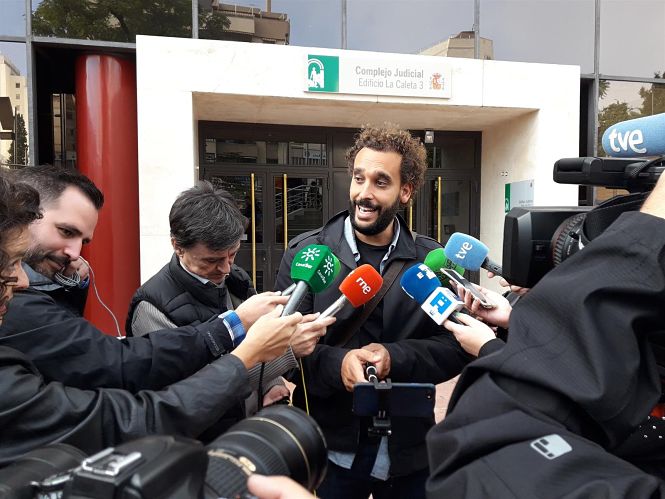 El doctor Jesús Candel tras salir del Juzgado, en imagen de archivo (EUROPA PRESS - ARCHIVO) 