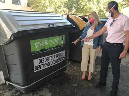La concejal de Medio Ambiente, Pepa Rubia, señala uno de los adhesivos en un contenedor (AYTO. GRANADA) La concejal de Medio Ambiente, Pepa Rubia, señala uno de los adhesivos en un contenedor (AYTO. GRANADA)