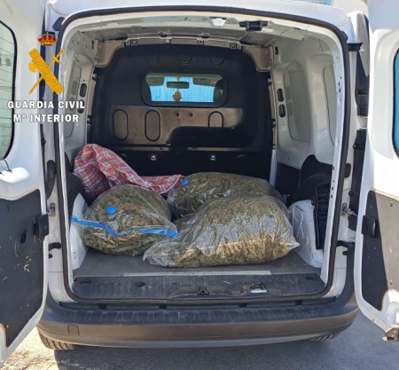 Marihuana en la parte trasera de la furgoneta (GUARDIA CIVIL) Marihuana en la parte trasera de la furgoneta (GUARDIA CIVIL)