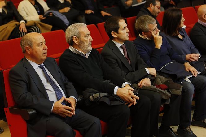 A la ízquierda, el exalcalde de Granada José Torres Hurtado, en el banquillo junto al exdirector de Obras Manuel Lorente (ÁLEX CÁMARA-EUROPA PRESS) 