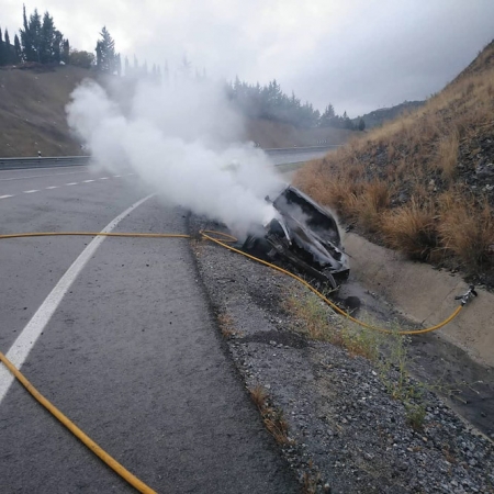 Imagen del coche incendiado (AYTO. ALMUÑECAR) Imagen del coche incendiado (AYTO. ALMUÑECAR)
