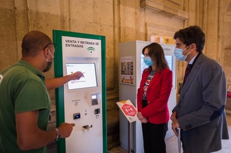 Rocío Díaz ha visitado la máquina expendedora en el Palacio de Carlos V de la Alhambra para venta y recogida de entradas (ALHAMBRA) Rocío Díaz ha visitado la máquina expendedora en el Palacio de Carlos V de la Alhambra para venta y recogida de entradas (ALHAMBRA)