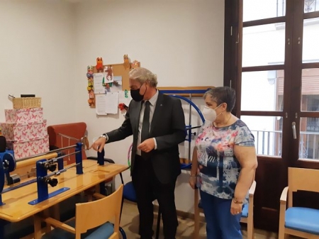 José Antonio Huertas ha visitado una de las organizaciones para enfermos de Alzheimer (AYTO. GRANADA) José Antonio Huertas ha visitado una de las organizaciones para enfermos de Alzheimer (AYTO. GRANADA)