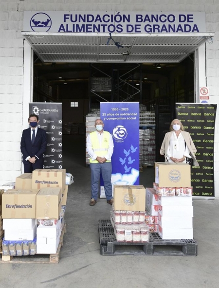 Imagen de la entrega de los alimentos (CAJAGRANADA FUNDACIÓN) Imagen de la entrega de los alimentos (CAJAGRANADA FUNDACIÓN)