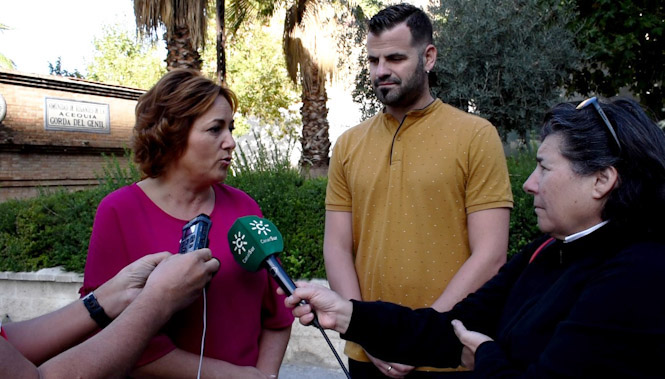 Mari Carmen Pérez y Jesús Fernández en rueda de prensa (IU)