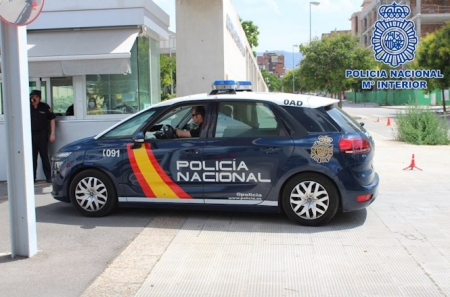 Imagen de un vehículo policial (POLICÍA NACIONAL) Imagen de un vehículo policial (POLICÍA NACIONAL)