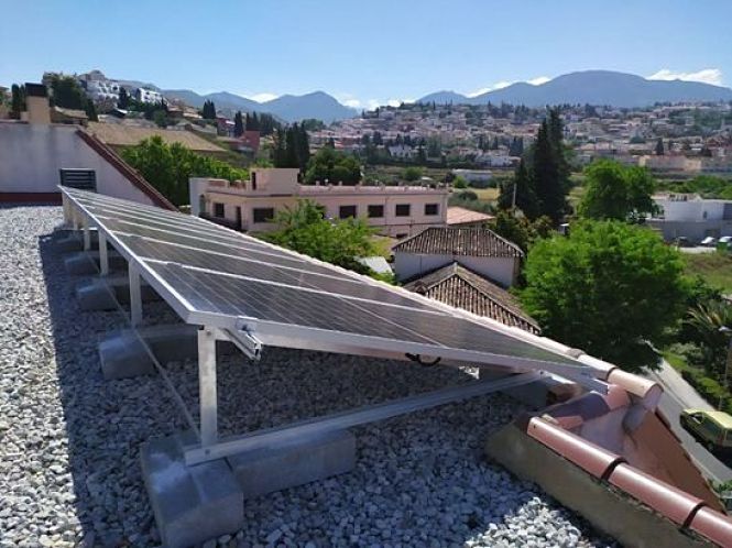 Placas solares en un edificio de Monachil (AYTO. MONACHIL)