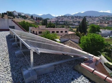 Placas solares en un edificio de Monachil (AYTO. MONACHIL)