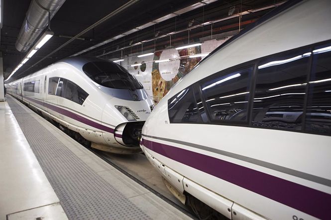 Trenes AVE en una estación (RENFE) 