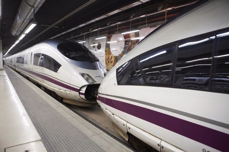 Trenes AVE en una estación (RENFE) Trenes AVE en una estación (RENFE)