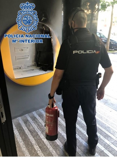 Un agente tras sofocar el incendio de unc ajero (POLICIA ANCIONAL)