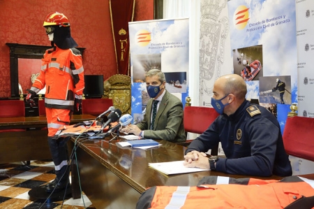 Presentación del nuevo traje de los bomberos (JAVIER ALGARRA / AYUNTAMIENTO) Presentación del nuevo traje de los bomberos (JAVIER ALGARRA / AYUNTAMIENTO)