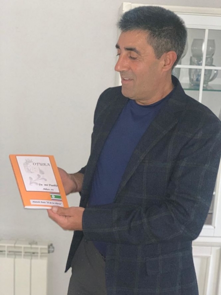 Manolo `el de la Ollería` posa con su libro, en el que retrata la Otura de los años 70 (AYTO. OTURA) Manolo `el de la Ollería` posa con su libro, en el que retrata la Otura de los años 70 (AYTO. OTURA)