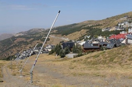Sierra Nevada culmina la instalación de sus cien nuevos cañones de producción de nieve (CETURSA) Sierra Nevada culmina la instalación de sus cien nuevos cañones de producción de nieve (CETURSA)