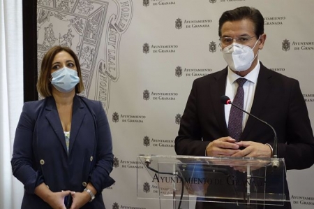 La la vicerrectora de Igualdad, Inclusión y Sostenibilidad, Margarita Sánchez Romero, y el alcalde de Granada, Luis Salvador (AYUNTAMIENTO) La la vicerrectora de Igualdad, Inclusión y Sostenibilidad, Margarita Sánchez Romero, y el alcalde de Granada, Luis Salvador (AYUNTAMIENTO)
