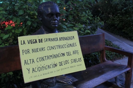 Pancarta sobre la estatua de Federico García Lorca (XR GRANADA) Pancarta sobre la estatua de Federico García Lorca (XR GRANADA)