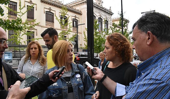 La diputada y coordinadora provincial, Mari Carmen Pérez, junto a la responsable de Áreas de IU Granada y concejala de Igualdad de Vegas del Genil, Mati Ramiro (IU)