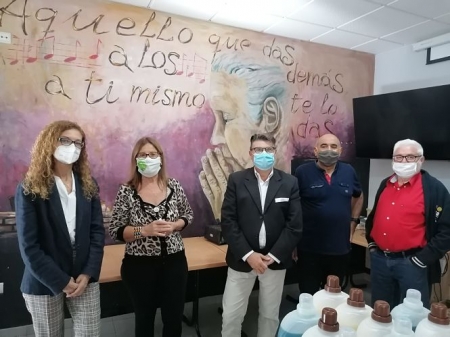 La delegada de Igualdad, Políticas Sociales y Conciliación, Ana Berrocal, junto al Director General de Servicios Sociales, Francisco José Vidal Mazo, y los distintos representantes de dicha asociación (JUNTA) La delegada de Igualdad, Políticas Sociales y Conciliación, Ana Berrocal, junto al Director General de Servicios Sociales, Francisco José Vidal Mazo, y los distintos representantes de dicha asociación (JUNTA)