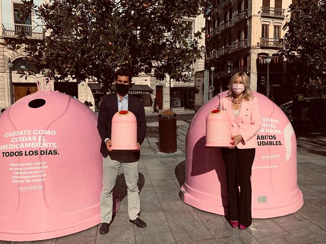 Presentación de los contenedores de reciclaje color de rosa (JAVIER ALGARRA / AYUNTAMIENTO)