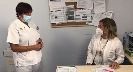 Oncóloga y enfermera en la consulta de cáncer de mama (JUNTA) Oncóloga y enfermera en la consulta de cáncer de mama (JUNTA)