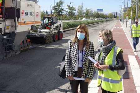 La Concejala de Mantenimiento, Eva Martín ha visitado una de las calles asfaltadas (JAVIER ALGARRA / AYUNTAMIENTO) La Concejala de Mantenimiento, Eva Martín ha visitado una de las calles asfaltadas (JAVIER ALGARRA / AYUNTAMIENTO)
