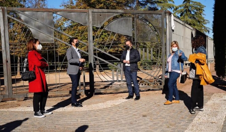 Miembros del PSOE en la puerta del Parque Federico García Lorca (PSOE) Miembros del PSOE en la puerta del Parque Federico García Lorca (PSOE)