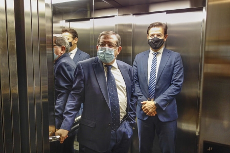 Luis Salvador y Luis González han estrenado el ascensor (JAVIER ALGARRA / AYUNTAMIENTO)