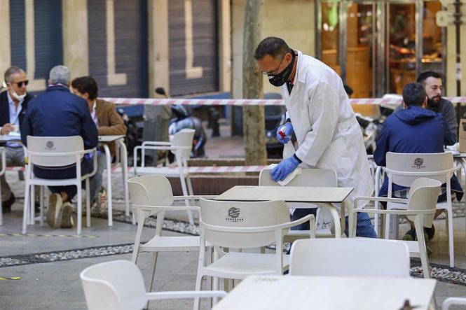 Terraza en Granada (EUROPA PRESS / ÁLEX CÁMARA)