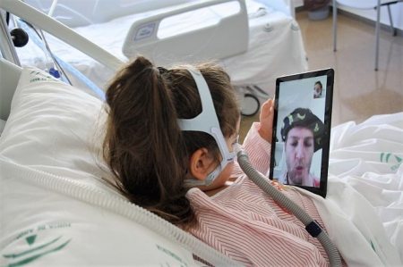 Una pequeña hospitalizada durante la videollamada (HUSC) Una pequeña hospitalizada durante la videollamada (HUSC)