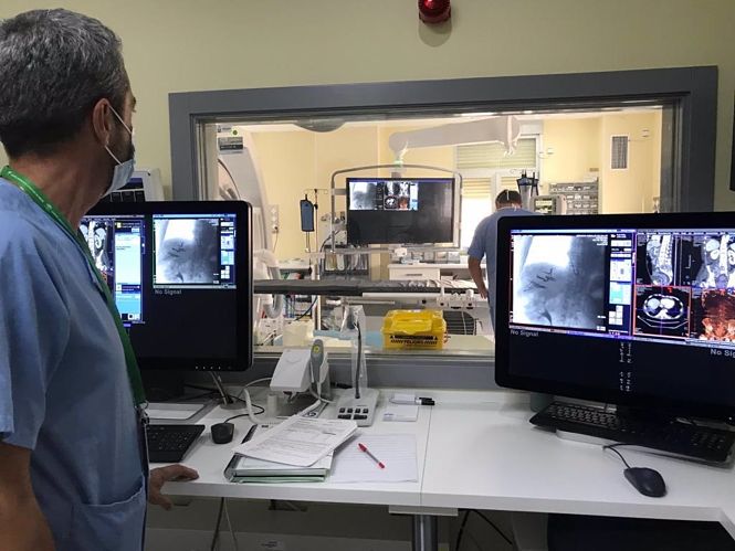 Radiólogos intervencionistas preparando tratamiento guiado, en el Virgen de las Nieves (HOSPITAL VIRGEN DE LAS NIEVES)
