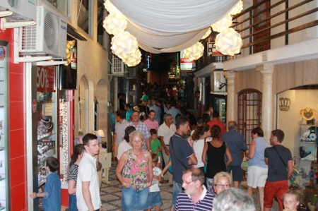 Comercio en la calle Real de Almuñécar (AYTO. ALMUÑÉCAR) Comercio en la calle Real de Almuñécar (AYTO. ALMUÑÉCAR)
