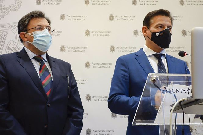 El alcalde de Granada, Luis Salvador, a la derecha en la imagen, atiende a los medios en presencia de su concejal de Salud, Educación y Juventud, Carlos Ruiz Cosano (AYUNTAMIENTO)