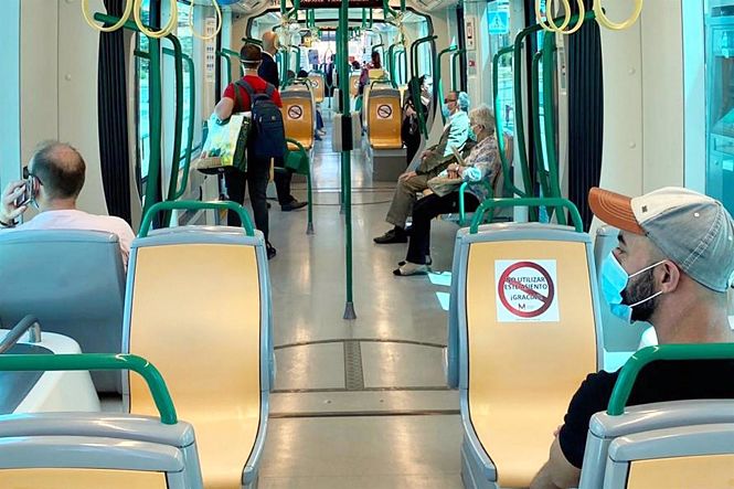 Usuarios del metro con mascarilla (JUNTA DE ANDALUCÍA)