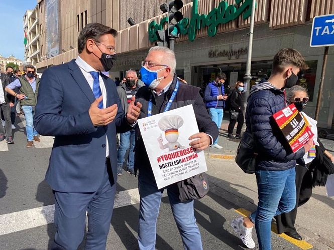 El alcalde de Granada, Luis Salvador, participa en la manifestación convocada por los hosteleros (AYUNTAMIENTO)