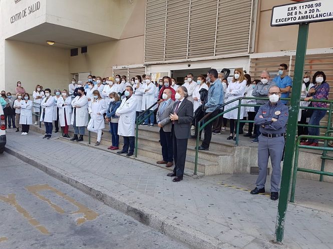 Concentración en recuerdo de una enfermera fallecida por coronavirus (COLEGIO DE ENFERMERÍA) 