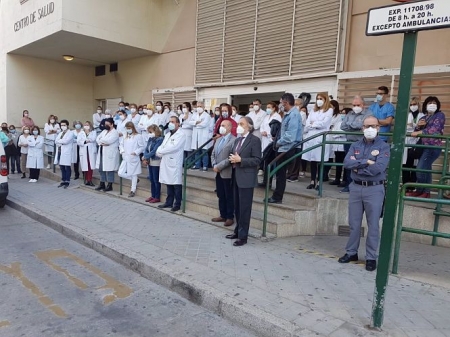 Concentración en recuerdo de una enfermera fallecida por coronavirus (COLEGIO DE ENFERMERÍA) Concentración en recuerdo de una enfermera fallecida por coronavirus (COLEGIO DE ENFERMERÍA)